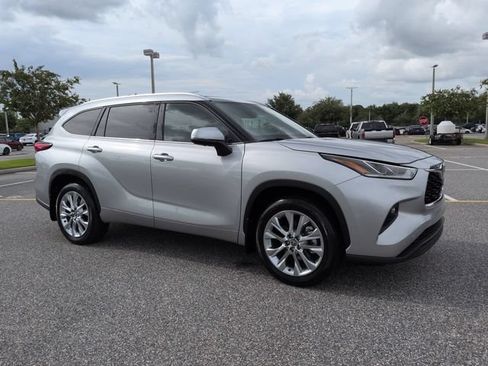 Certified 2023 Toyota Highlander Limited FWD image 2