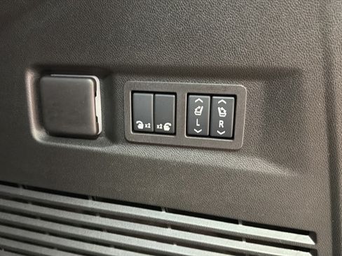 Used 2025 GMC Yukon AT4 AWD/4WD image 13