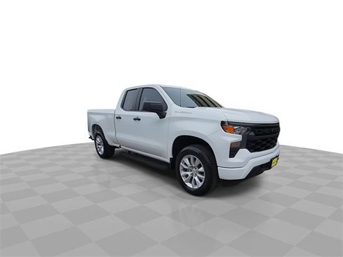 Used 2025 Chevrolet Silverado 1500 Custom image 2