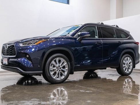 Certified 2026 Toyota Highlander Limited AWD/4WD image 3
