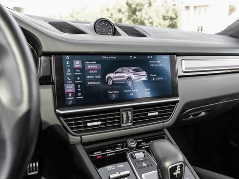 Used 2020 Porsche Cayenne Turbo image 30