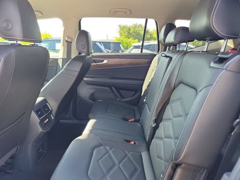 Used 2025 Volkswagen Atlas SE FWD image 15