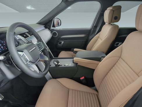 Used 2025 Land Rover Discovery Dynamic SE image 4