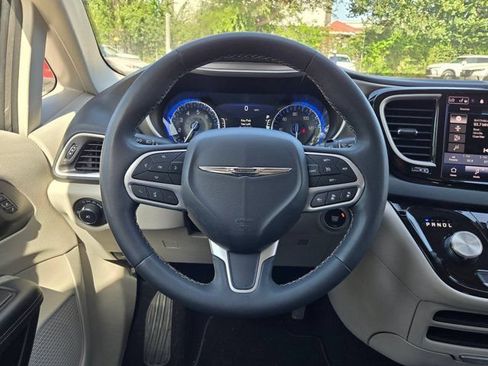 Used 2023 Chrysler Pacifica Touring-L FWD image 22