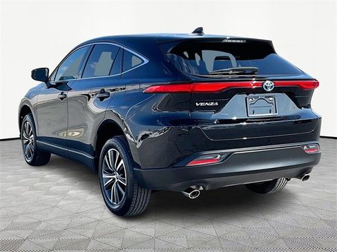 Used 2023 Toyota Venza LE image 4