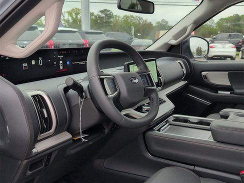 New 2025 Ford Expedition Active image 12