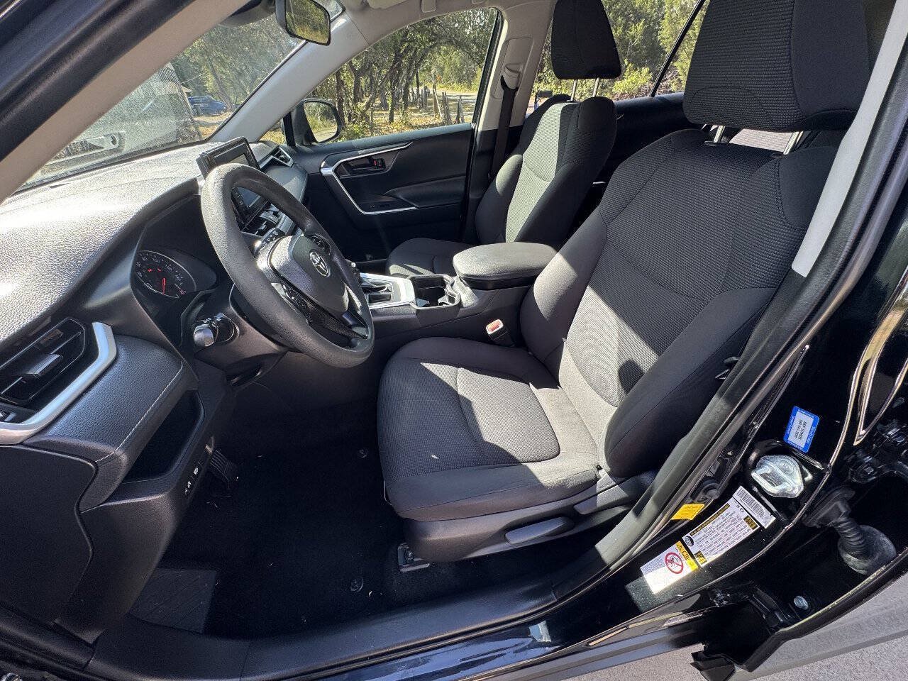 Used 2019 Toyota RAV4 LE FWD image 31
