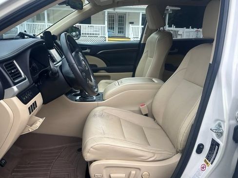 Used 2014 Toyota Highlander Limited Platinum FWD image 17