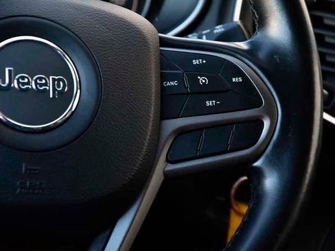Used 2020 Jeep Cherokee Latitude w/ Cold Weather Group image 17