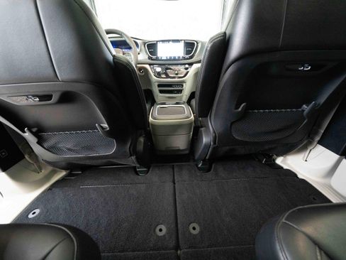 Used 2022 Chrysler Pacifica Touring-L image 21