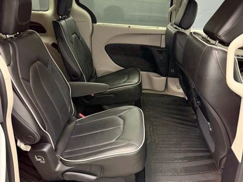 Used 2022 Chrysler Pacifica Limited FWD image 47