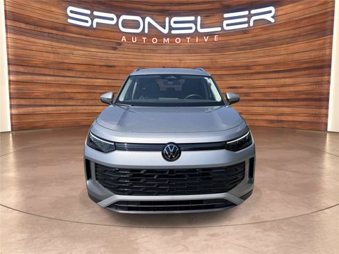 Used 2025 Volkswagen Tiguan SE FWD image 9