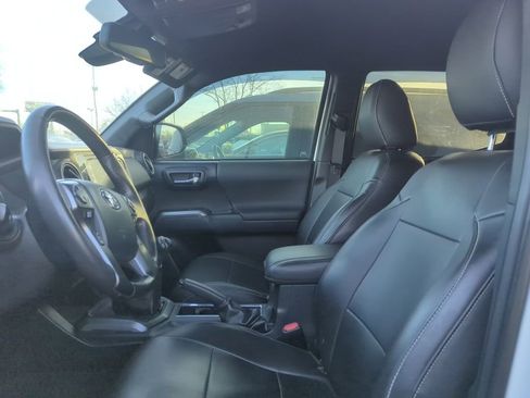 Used 2019 Toyota Tacoma TRD Off-Road image 6