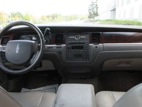 Used 2007 Lincoln Town Car Signature RWD image 26