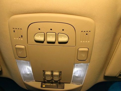 Used 2010 Cadillac DTS Premium image 24