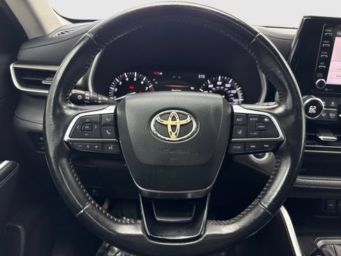 Used 2021 Toyota Highlander XLE FWD image 19