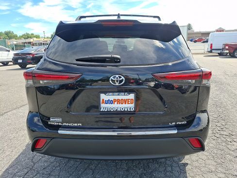 Used 2024 Toyota Highlander LE AWD/4WD image 5