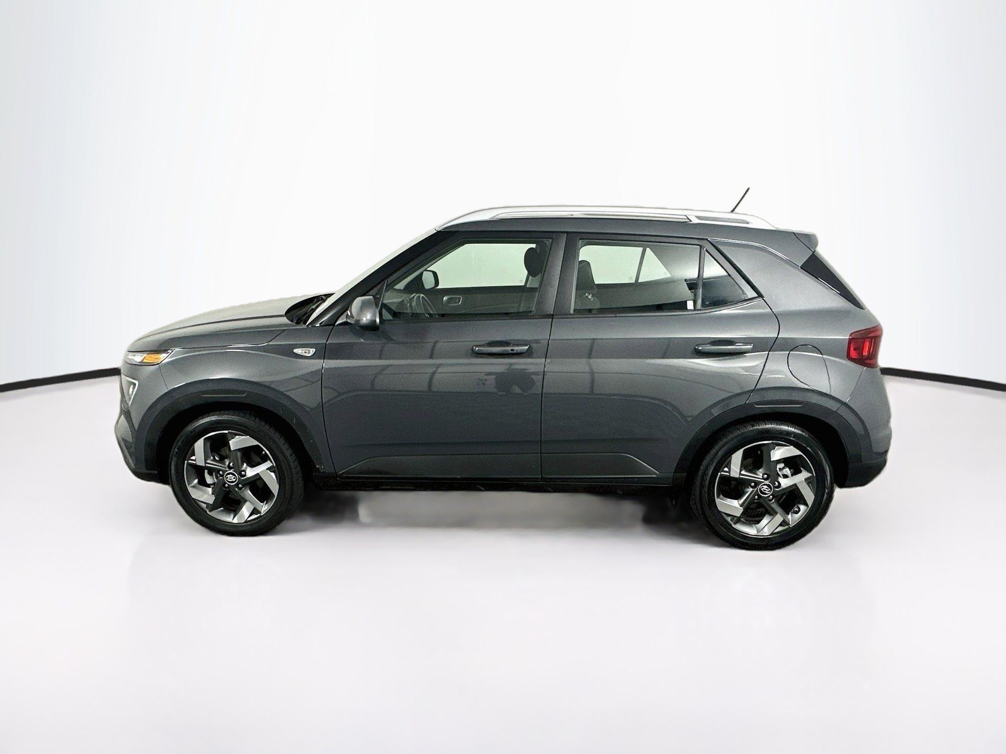 Used 2025 Hyundai Venue SEL FWD image 4