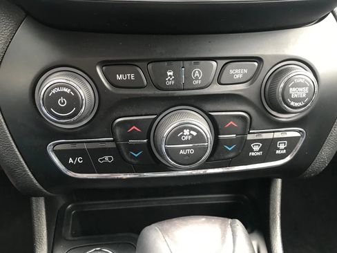 Used 2019 Jeep Cherokee Limited w/ Technology Group image 30
