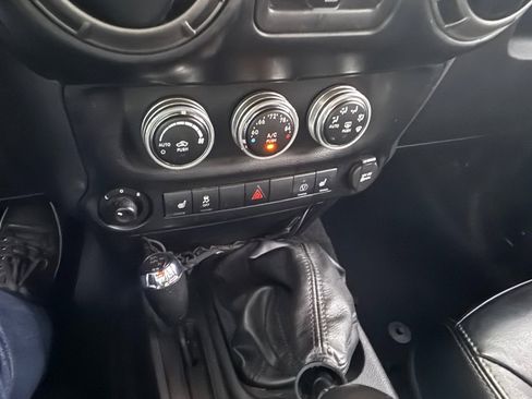 Used 2014 Jeep Wrangler Unlimited Rubicon image 32