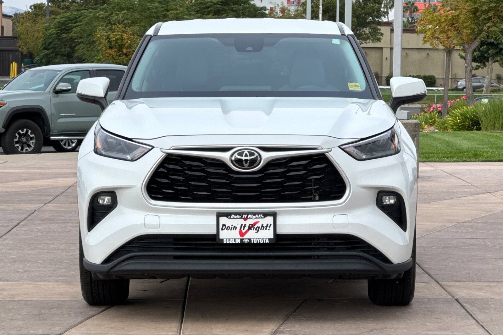 Used 2023 Toyota Highlander LE AWD/4WD image 11