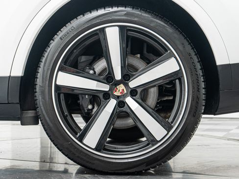 Used 2024 Porsche Cayenne AWD/4WD image 11