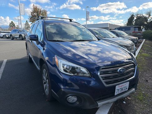 Used 2017 Subaru Outback 3.6R Touring image 2