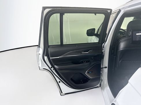 Used 2023 Jeep Grand Cherokee Overland w/ Advanced Protech Group III image 28