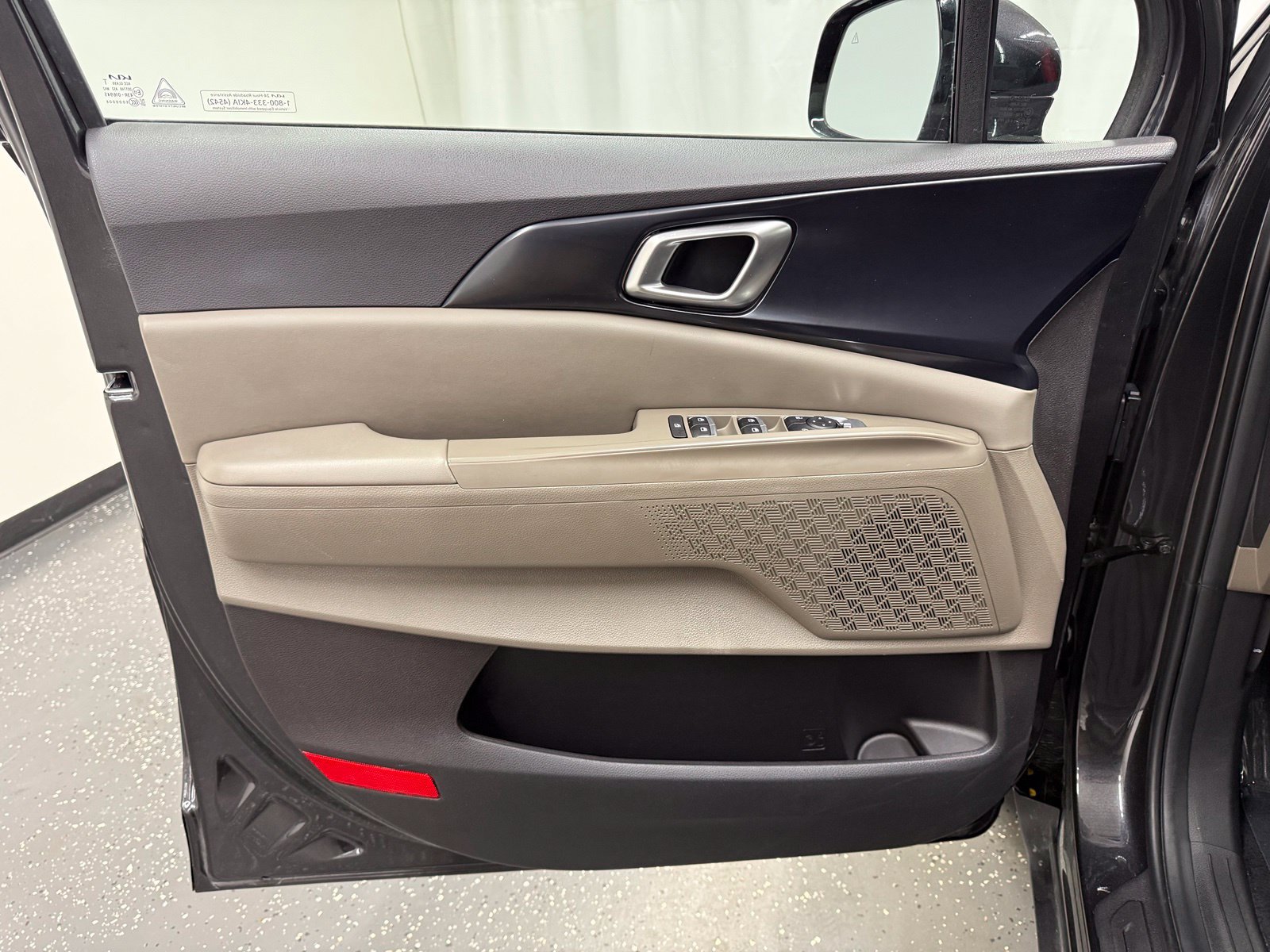 Used 2025 Kia Carnival FWD image 9