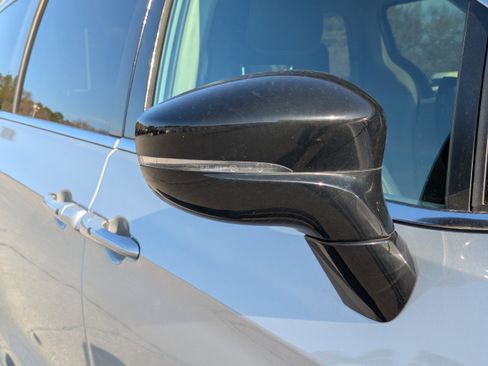 Used 2024 Chrysler Pacifica Touring-L image 10