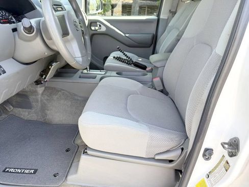 Used 2011 Nissan Frontier SV AWD/4WD image 16