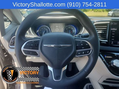 Certified 2023 Chrysler Pacifica Touring-L FWD image 10