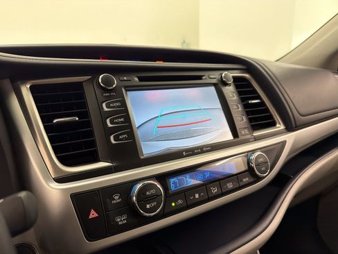 Used 2017 Toyota Highlander XLE FWD image 24