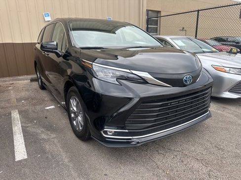 Used 2024 Toyota Sienna XLE image 1