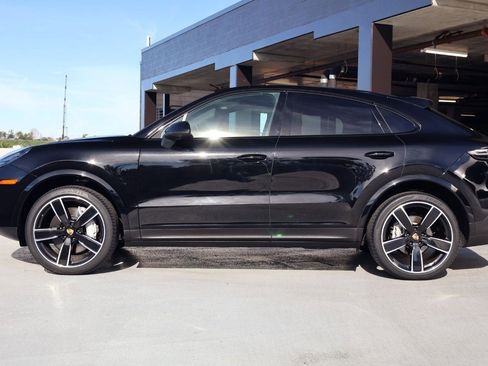 Certified 2023 Porsche Cayenne Platinum Edition image 2