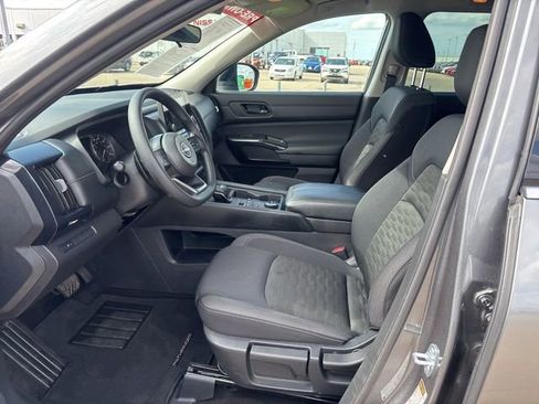 Used 2025 Nissan Pathfinder S AWD/4WD image 7