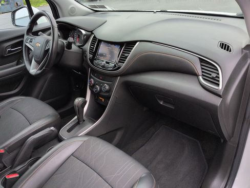 Certified 2022 Chevrolet Trax LT w/ LT Convenience Package image 28