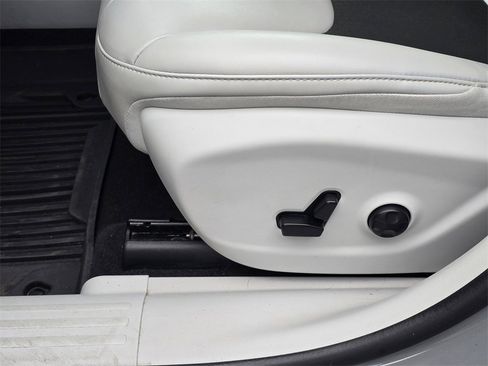 Used 2020 Jeep Cherokee Latitude Plus image 13