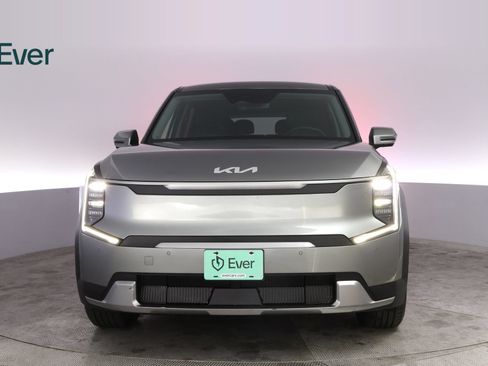 Used 2024 Kia EV9 Light Long Range RWD image 12