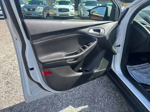 Used 2017 Ford Focus SE FWD image 11