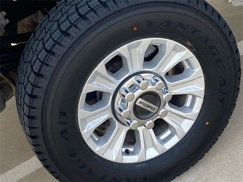 Used 2022 Ford F250 XLT w/ FX4 Off-Road Package image 9