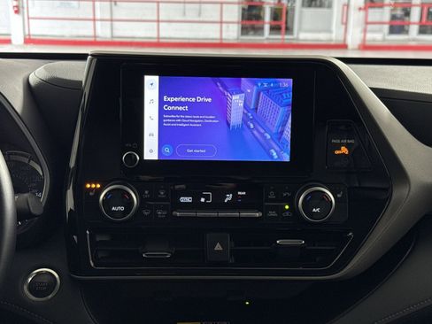 Used 2025 Toyota Highlander XLE FWD image 20