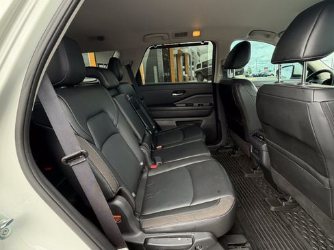 Used 2024 Nissan Pathfinder SL FWD image 18