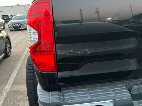 Used 2017 Toyota Tundra SR5 w/ SR5 Upgrade Package AWD/4WD image 12
