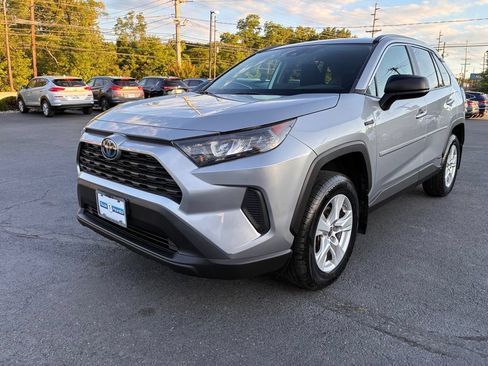 Used 2021 Toyota RAV4 LE AWD/4WD image 3