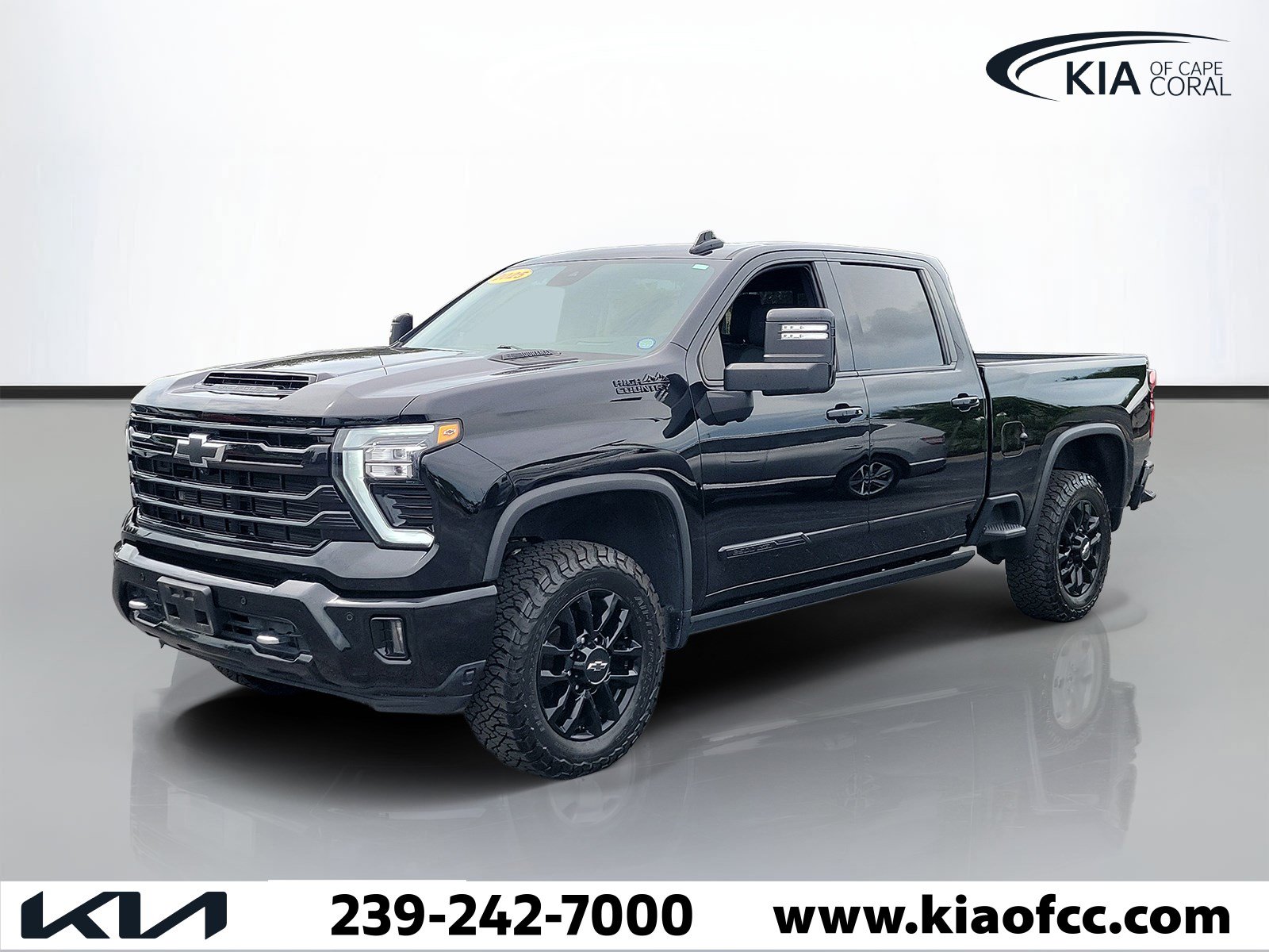 Used 2025 Chevrolet Silverado 2500 High Country w/ Midnight Edition AWD/4WD image 3