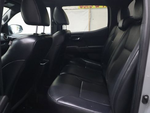 Used 2019 Toyota Tacoma TRD Sport image 14