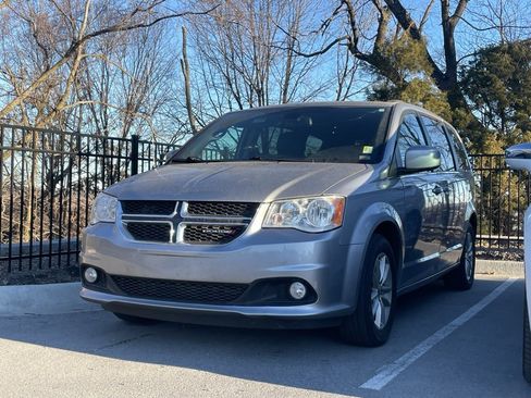 Used 2019 Dodge Grand Caravan SXT image 3