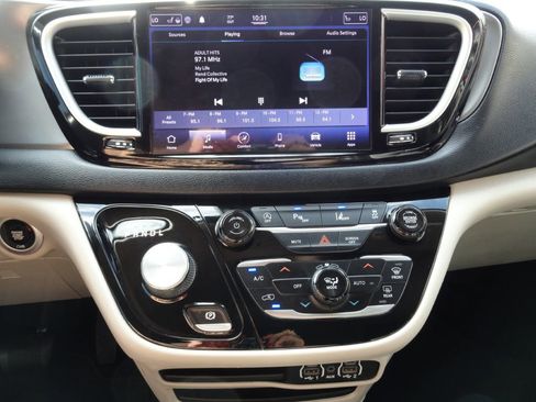 Used 2021 Chrysler Pacifica Touring-L image 32