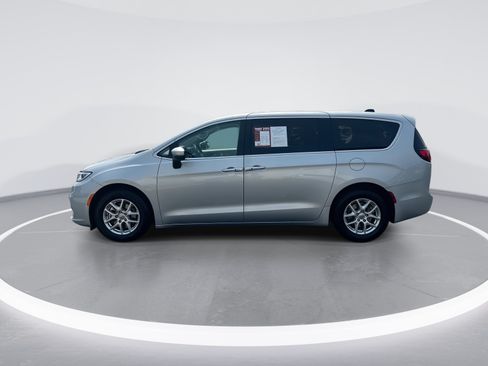 Used 2023 Chrysler Pacifica Touring-L FWD image 6